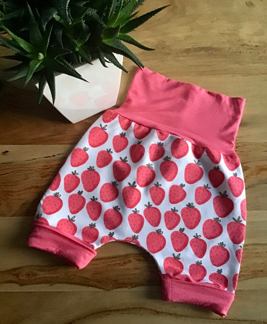 Scalable shorts strawberries gr: 0 to 6 months ready to leave