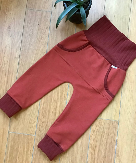 Scalable rust-colored harem pants with kangaroo pocket gr: 6 to 36 months