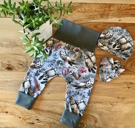 Harem pants with mittens and hat les otters gr: 0 to 12 months ready to leave