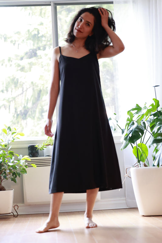 Robe de soirée minimaliste en soie noir par ELZi.ca. Photo prise dans les ateliers de Créations France Beauregard, couturière à Rosemont.