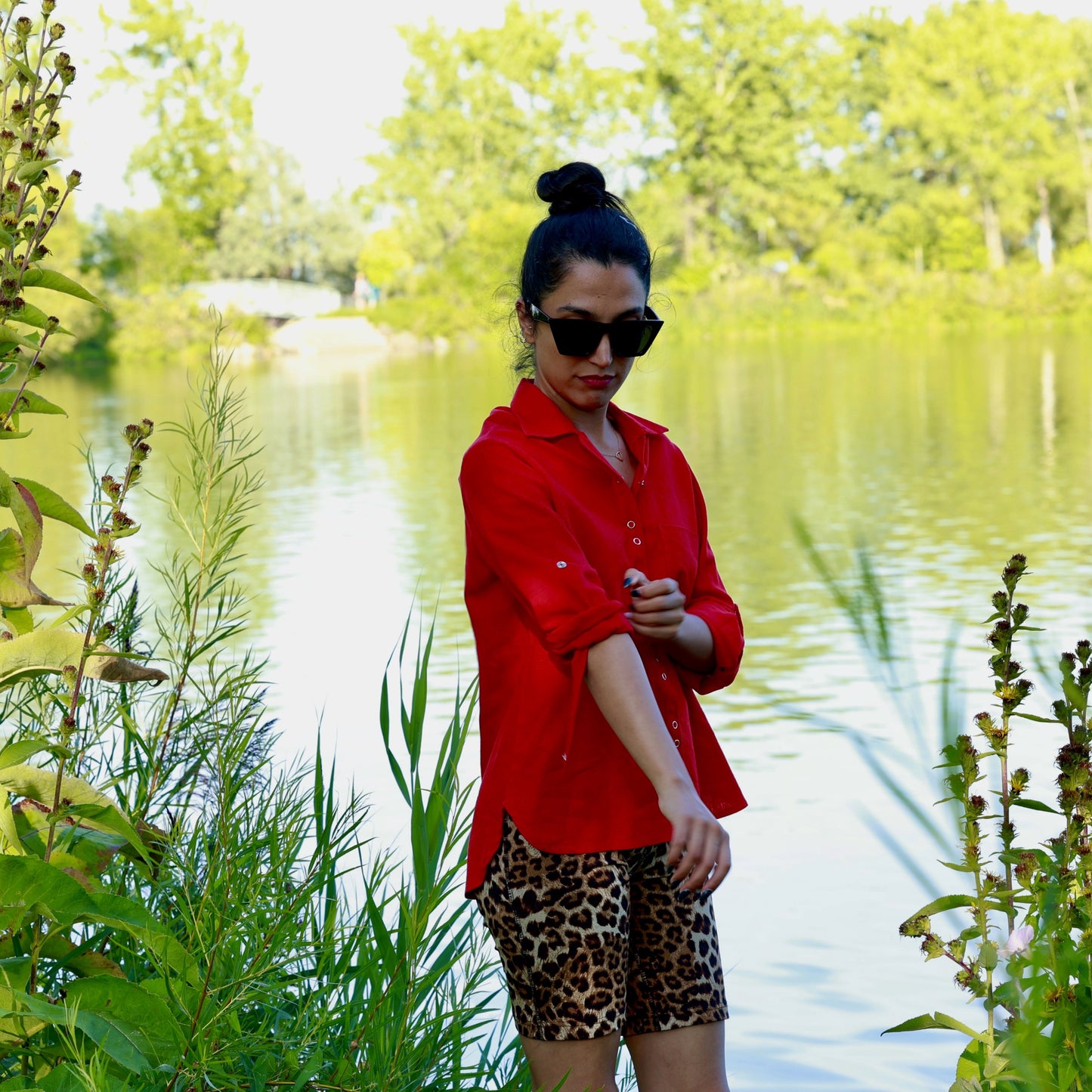 Chemise en lin rouge avec boutons et manches longues - Akako par ELZI Couturière Montreal