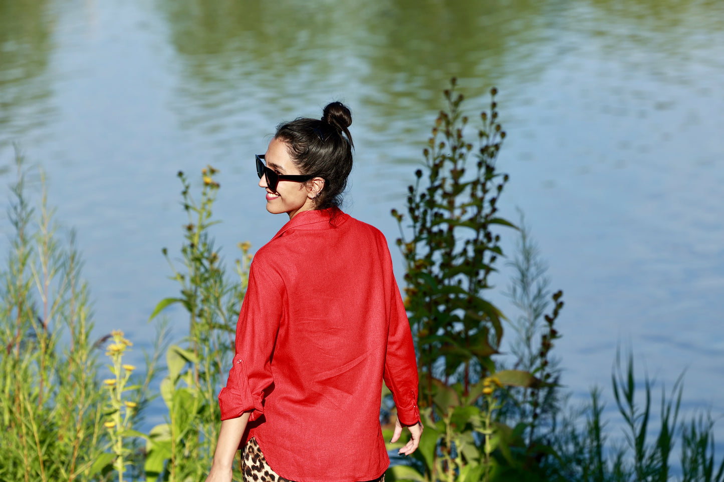 Chemise en lin rouge avec boutons et manches longues - Akako par ELZI Couturière Montreal
