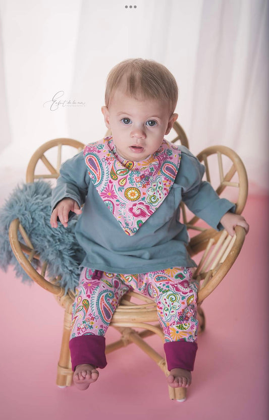 Vêtement évolutif québécois Bandana et saroual les paisley gr: 0 à 12 mois par Créations France Beauregard. Photographie par Enfant de la mer.