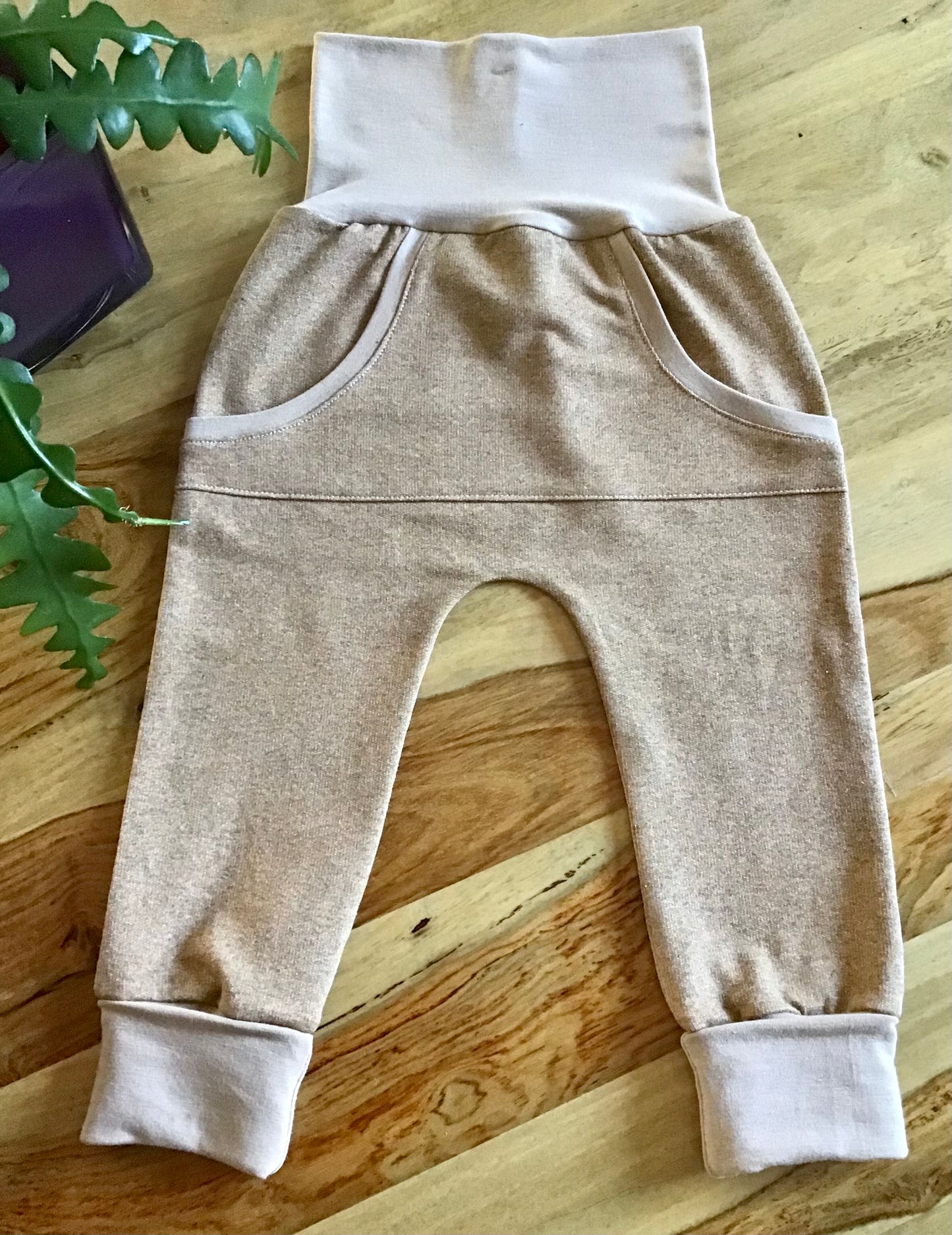 Scalable harem pants with kangaroo pocket ready to go